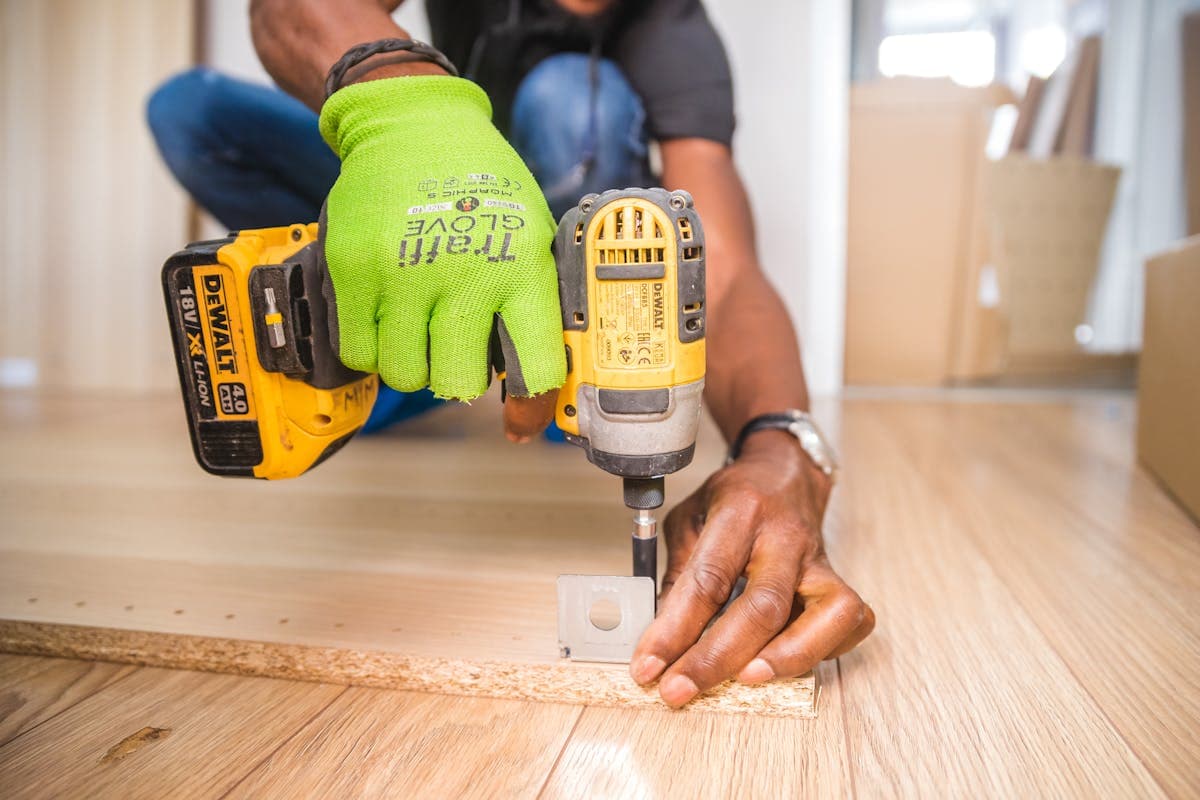 Elektroinstalace pro výrobní podniky – detail práce
